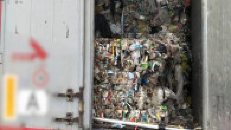 O grupare de contrabandiști ar fi adus în țară 1.500 de tone de deșeuri. FOTO: DIICOT | Poza 1 din 9