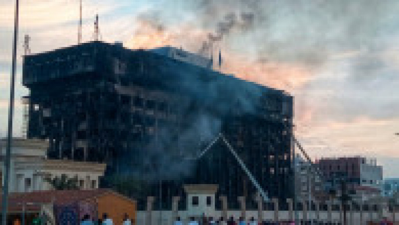 Un incendiu a cuprins, luni, una dintre cele mai mari clădiri din oraşul egiptean Ismailia, pe Canalul Suez, cel puţin 25 de persoane fiind rănite. FOTO: Profimedia Images | Poza 4 din 4