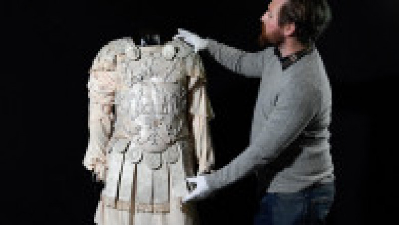 Costumul purtat de împăratul Commodus (Joaquin Phoenix) din filmul „Gladiatorul”. Foto: Profimedia Images | Poza 6 din 9
