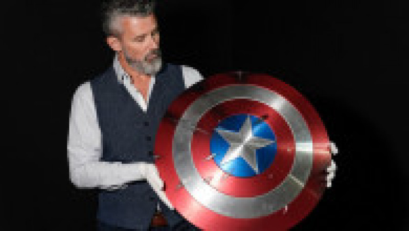 Scutul folosit de „Captain America”, personajul din seria „Avengers” interpretat de Chris Evans. Foto: Profimedia Images | Poza 7 din 9