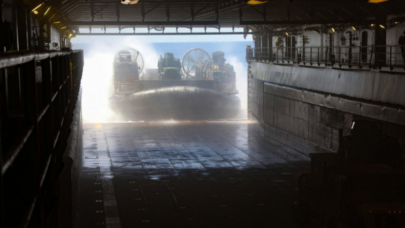 Un vehicul amfibiu se îmbarcă pe USS Carter Hall. Foto: Profimedia Images