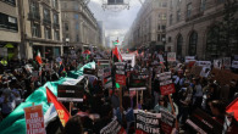 Sute de oameni s-a adunat în centrul Londrei în semn de solidaritate cu palestinienii. FOTO: Profimedia Images | Poza 4 din 6