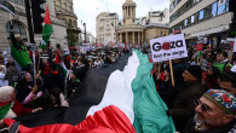 Sute de oameni s-a adunat în centrul Londrei în semn de solidaritate cu palestinienii. FOTO: Profimedia Images | Poza 6 din 6
