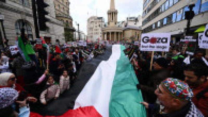 Sute de oameni s-a adunat în centrul Londrei în semn de solidaritate cu palestinienii. FOTO: Profimedia Images | Poza 3 din 6