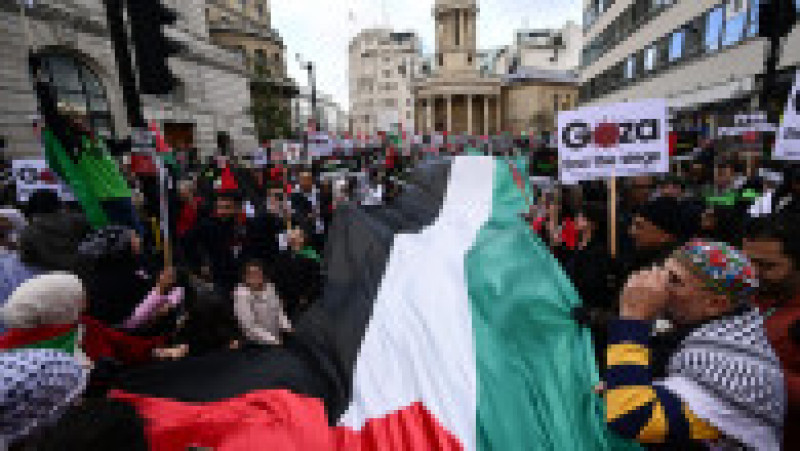 Sute de oameni s-a adunat în centrul Londrei în semn de solidaritate cu palestinienii. FOTO: Profimedia Images | Poza 1 din 6
