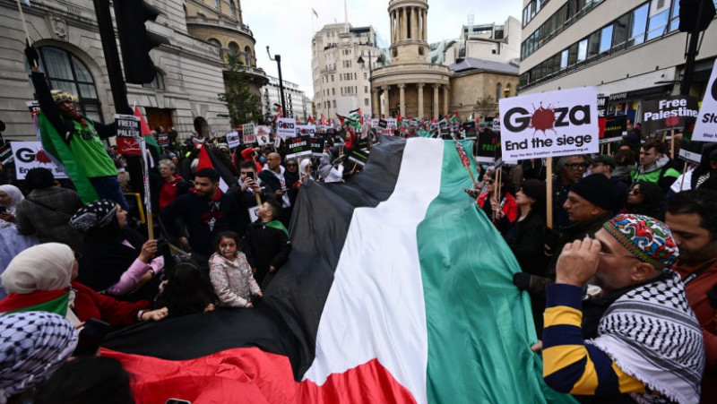 Sute de oameni s-a adunat în centrul Londrei în semn de solidaritate cu palestinienii. FOTO: Profimedia Images