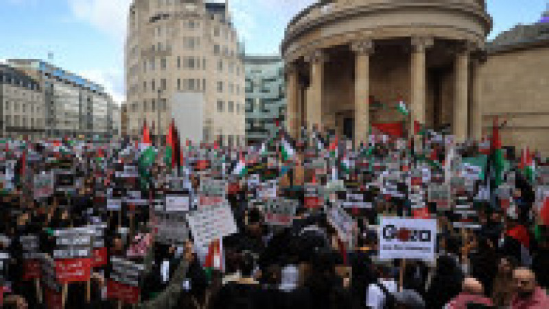 Sute de oameni s-a adunat în centrul Londrei în semn de solidaritate cu palestinienii. FOTO: Profimedia Images | Poza 2 din 6