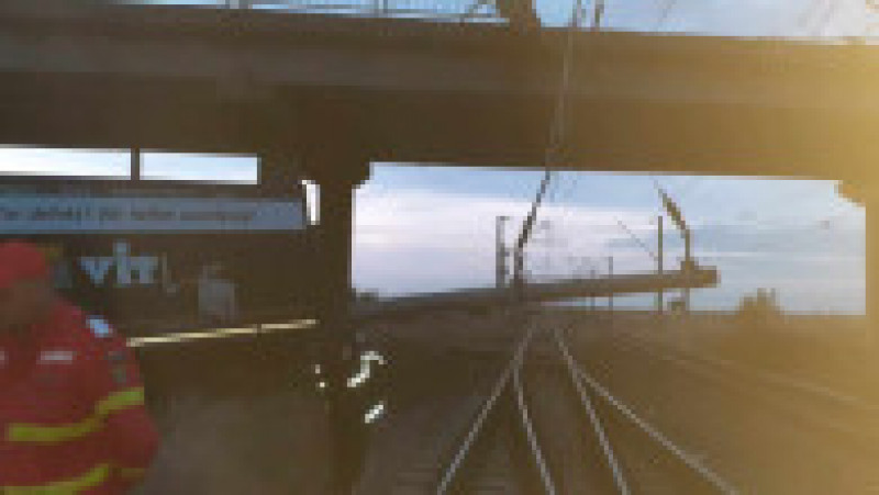 Un TIR a căzut, miercuri dimineaţă, de pe un pod situat pe DN 2B, în judeţul Brăila, pe calea ferată, unde a rupt un stâlp care susţine linia de contact. FOTO: CFR SA | Poza 2 din 4