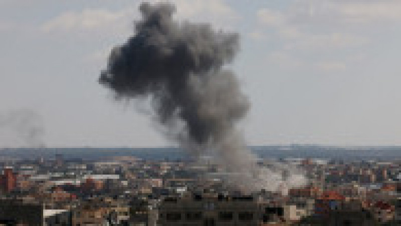 Nor de fum după un bombardament în zona Rafah. Foto: Profimedia Images | Poza 1 din 5