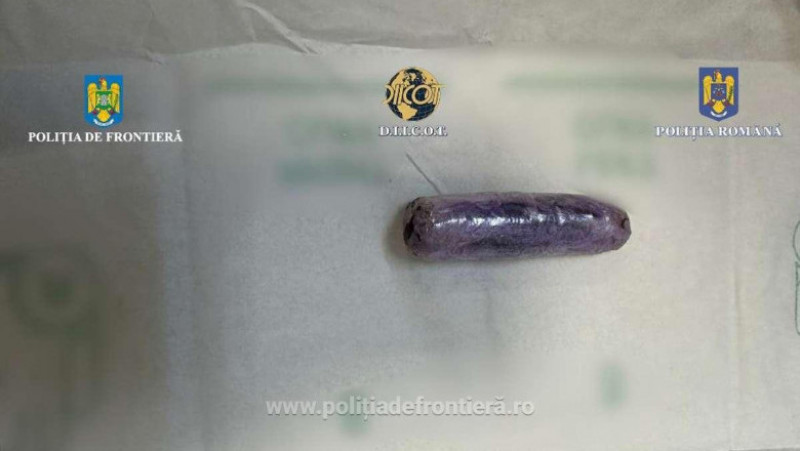 Cașete cu cocaină descoperite în geanta unei femei, în Aeroportul Otopeni. Sursa foto: Poliția de Frontieră