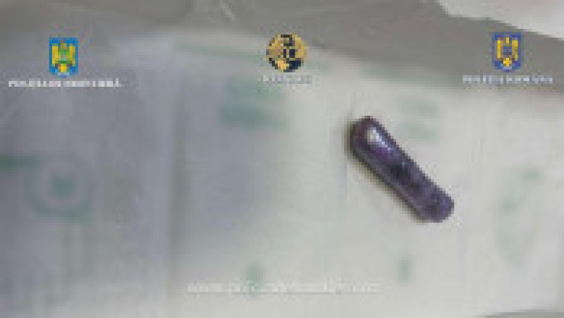 Cașete cu cocaină descoperite în geanta unei femei, în Aeroportul Otopeni. Sursa foto: Poliția de Frontieră | Poza 2 din 4
