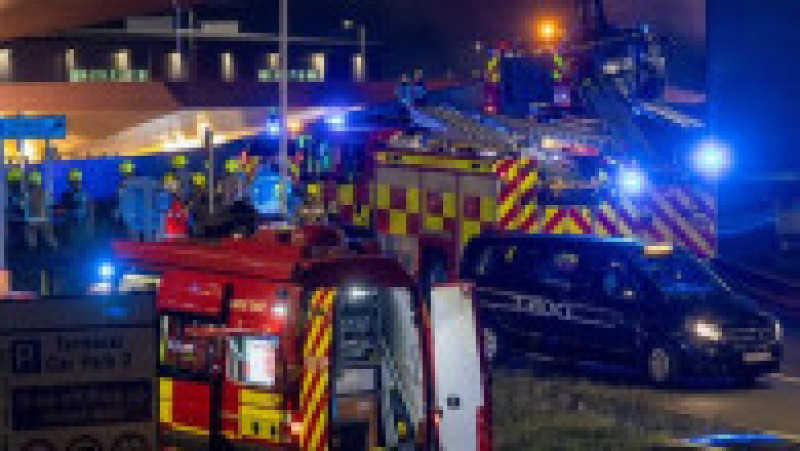 Incendiu de proporţii în parcarea terminalului Aeroportului Luton din Londra. Foto: Profimedia | Poza 4 din 8