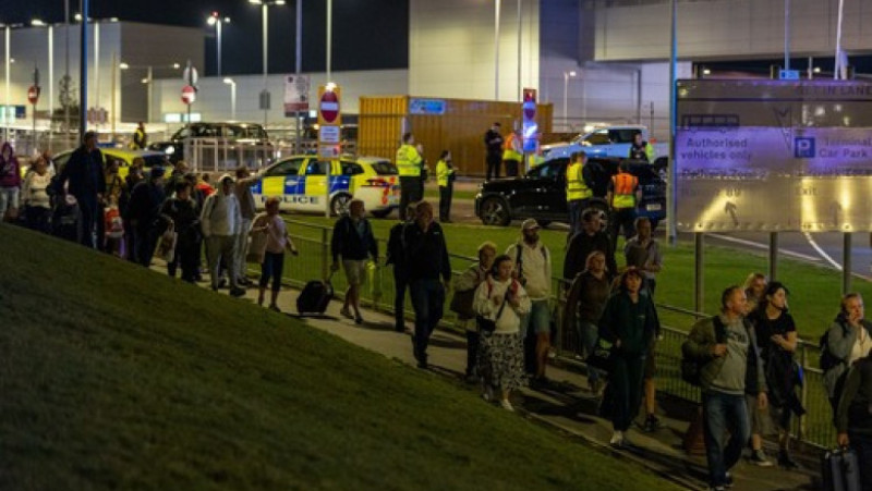 Incendiu de proporţii în parcarea terminalului Aeroportului Luton din Londra. Foto: Profimedia