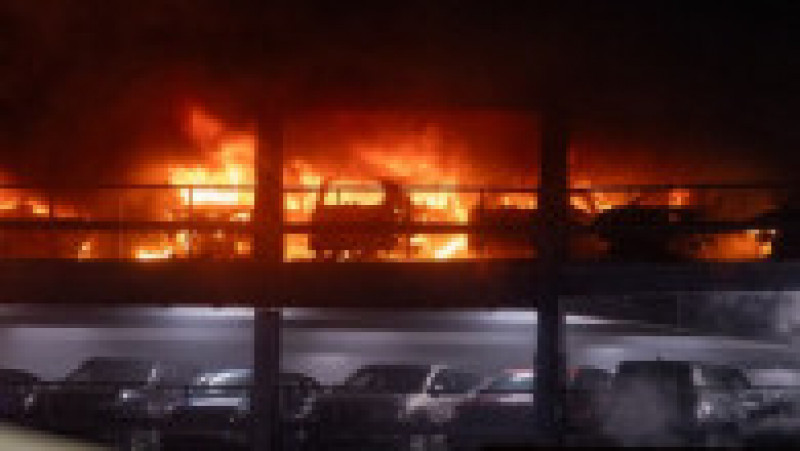 Incendiu de proporţii în parcarea terminalului Aeroportului Luton din Londra. Foto: Profimedia | Poza 2 din 8