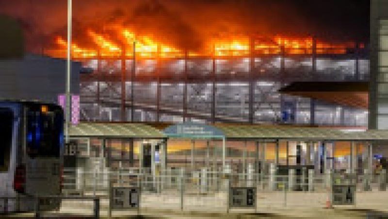 Incendiu de proporţii în parcarea terminalului Aeroportului Luton din Londra. Foto: Profimedia | Poza 6 din 8
