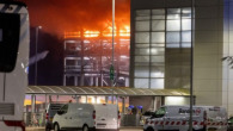 Incendiu de proporţii în parcarea terminalului Aeroportului Luton din Londra. Foto: Profimedia | Poza 7 din 8