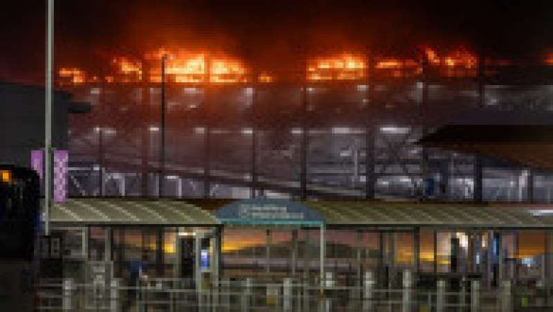 Incendiu de proporţii în parcarea terminalului Aeroportului Luton din Londra. Foto: Profimedia | Poza 8 din 8
