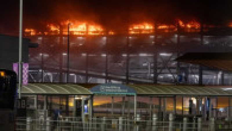 Incendiu de proporţii în parcarea terminalului Aeroportului Luton din Londra. Foto: Profimedia | Poza 8 din 8