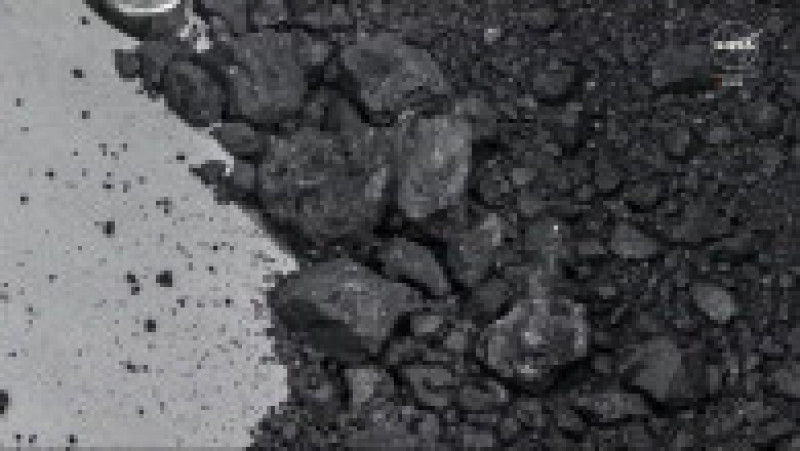 NASA a dezvăluit miercuri primele imagini cu cel mai mare eşantion colectat vreodată în spaţiu de pe un asteroid. FOTO: Profimedia Images | Poza 4 din 4