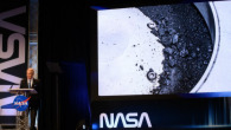 NASA a dezvăluit miercuri primele imagini cu cel mai mare eşantion colectat vreodată în spaţiu de pe un asteroid. FOTO: Profimedia Images | Poza 1 din 4