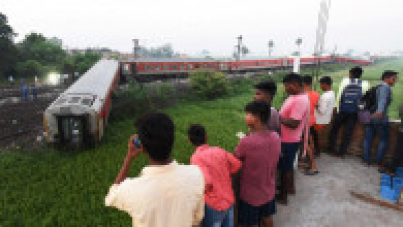 Cel puţin patru persoane au murit şi alte câteva au fost rănite după ce un tren a deraiat în statul Bihar, în nord-estul Indiei. FOTO: Profimedia Images | Poza 3 din 4