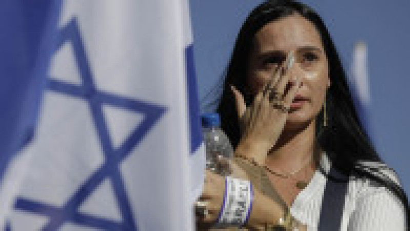 O femeie plânge la mitingul „Solidari cu Statul Israel”. Foto: Inquam Photos / Octav Ganea | Poza 6 din 6
