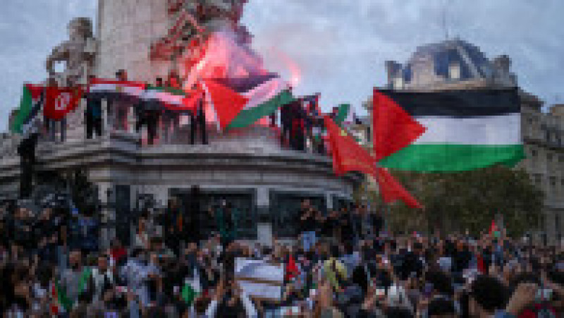 Sute de manifestanţi s-au adunat joi seara în Place de la République, la Paris, în semn de susţinere a poporului palestinian. Foto: Profimedia | Poza 6 din 8
