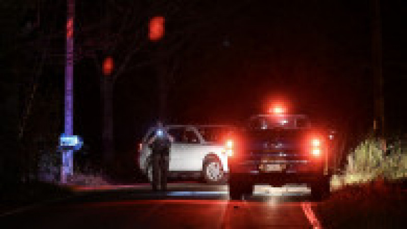 Nimeni nu iese din casă în Maine, frica a cuprins orașul după atacul armat. Bărbatul care a ucis 18 oameni e căutat de 24 de ore. FOTO: Profimedia Images | Poza 16 din 22
