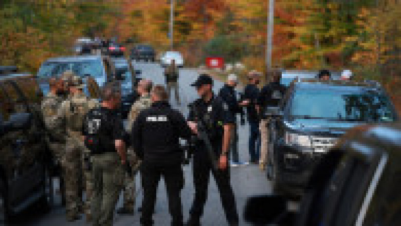 Nimeni nu iese din casă în Maine, frica a cuprins orașul după atacul armat. Bărbatul care a ucis 18 oameni e căutat de 24 de ore. FOTO: Profimedia Images | Poza 13 din 22