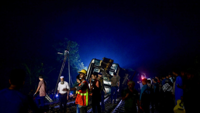 Cel puțin 17 persoane au murit, iar alte 50 au fost rănite, după ce două trenuri s-au ciocnit în Bangladesh. FOTO: Profimedia Images 