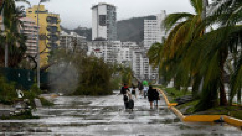 Faimoasa stațiune Acapulco de pe litoralul mexican a fost devastată de un uragan de categorie maximă, 5. FOTO: Profimedia Images | Poza 2 din 16