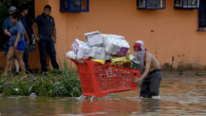 Faimoasa stațiune Acapulco de pe litoralul mexican a fost devastată de un uragan de categorie maximă, 5. FOTO: Profimedia Images | Poza 16 din 16
