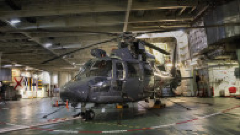 Vasul joacă rolul unui centru de comandă și control mobil și poate transporta 16 elicoptere. Foto: Profimedia Images | Poza 8 din 10