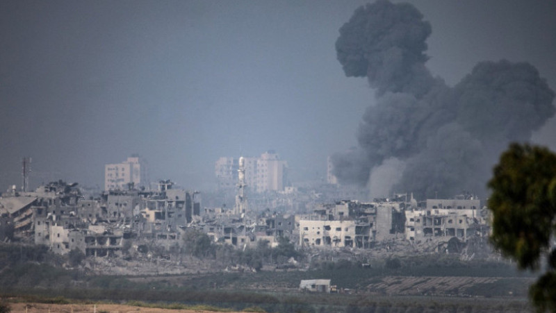 Sute de clădiri au fost făcute una cu pământul noaptea trecută în Fâșia Gaza, în cele mai intense atacuri de până acum. FOTO: Profimedia Images