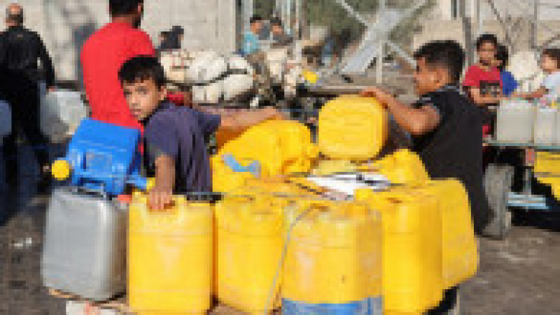 Oamenii din Gaza au stat la cozi uriașe pentru apă la o clădire ONU. FOTO: Profimedia Images | Poza 9 din 10