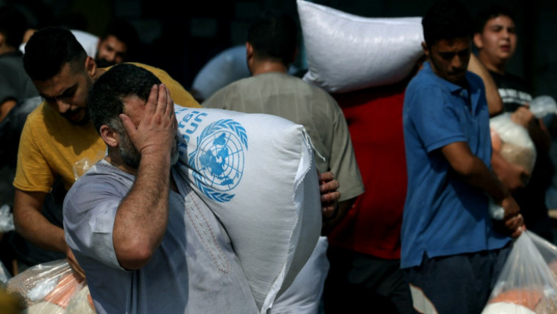 Haos în Gaza, mii de oameni au spart depozite cu ajutoare și au luat făină și produse de bază. FOTO: Profimedia Images
