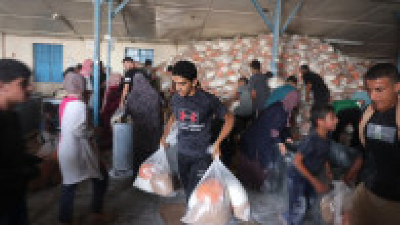 Haos în Gaza, mii de oameni au spart depozite cu ajutoare și au luat făină și produse de bază. FOTO: Profimedia Images | Poza 4 din 13