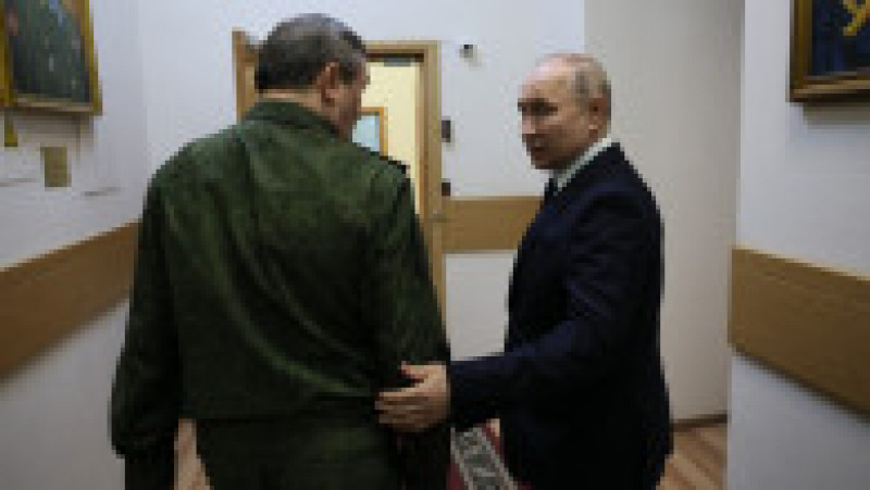 Vladimir Putin a vizitat joi cartierul general al armatei ruse din Rostov-pe-Don (sud) pentru a i se da raportul cu privire la progresele operaţiunii din Ucraina. FOTO: Profimedia Images | Poza 2 din 5