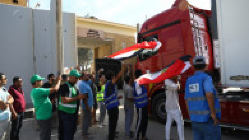 Primele camioane cu ajutoare umanitare intră în Gaza. Sursa foto: Profimedia Images | Poza 6 din 14