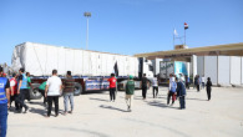 Primele camioane cu ajutoare umanitare intră în Gaza. Sursa foto: Profimedia Images | Poza 7 din 14