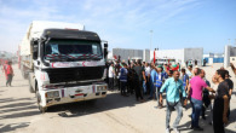 Primele camioane cu ajutoare umanitare intră în Gaza. Sursa foto: Profimedia Images | Poza 1 din 14