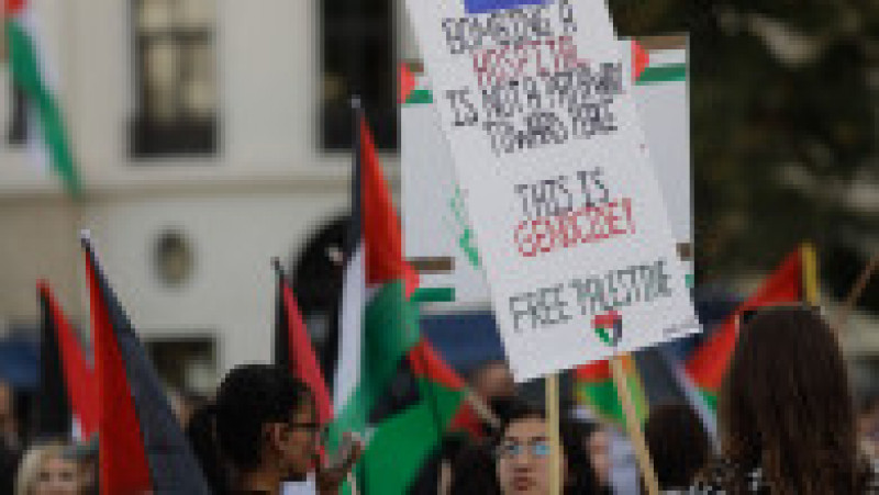 Zeci de palestinieni au manifestat sâmbătă în Piața Universității. Foto: Inquam Photos / George Călin | Poza 2 din 7