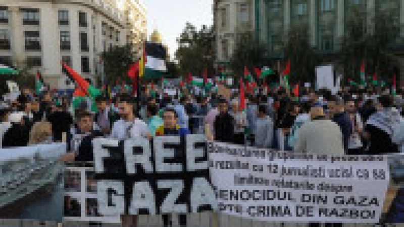 Zeci de palestinieni au manifestat sâmbătă în Piața Universității. Foto: Inquam Photos / George Călin | Poza 7 din 7
