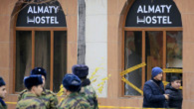Treisprezece persoane au murit joi într-un incendiu, care a izbucnit într-un hotel din Alamtî. FOTO: Profimedia Images | Poza 1 din 5