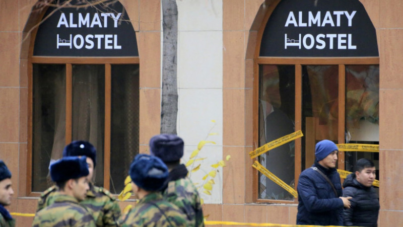 Treisprezece persoane au murit joi într-un incendiu, care a izbucnit într-un hotel din Alamtî. FOTO: Profimedia Images