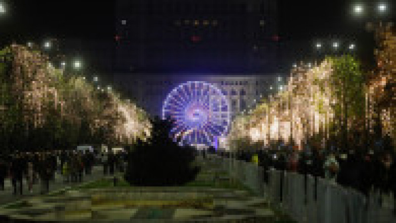 Luminițele de sărbători s-au aprins în București, iar Târgul de Crăciun și-a deschis porțile în Piața Constituției. Foto: Inquam Photos / George Calin | Poza 6 din 30