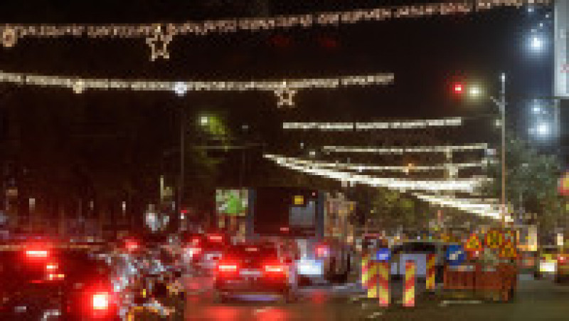 Luminițele de sărbători s-au aprins în București, iar Târgul de Crăciun și-a deschis porțile în Piața Constituției. Foto: Inquam Photos / George Calin | Poza 2 din 30