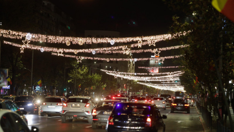 Luminițele de sărbători s-au aprins în București, iar Târgul de Crăciun și-a deschis porțile în Piața Constituției. Foto: Inquam Photos / George Calin