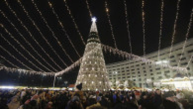 Luminițele de sărbători s-au aprins în București, iar Târgul de Crăciun și-a deschis porțile în Piața Constituției. Foto: Inquam Photos / George Calin | Poza 21 din 30