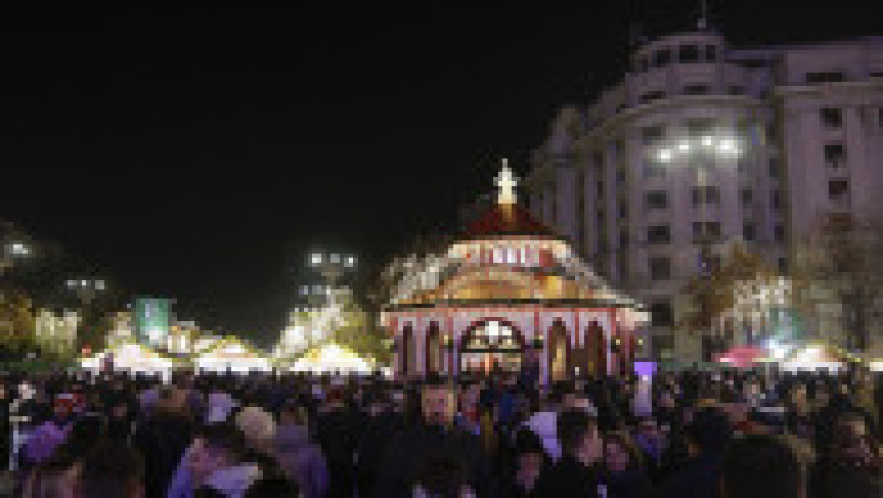 Luminițele de sărbători s-au aprins în București, iar Târgul de Crăciun și-a deschis porțile în Piața Constituției. Foto: Inquam Photos / George Calin | Poza 13 din 30